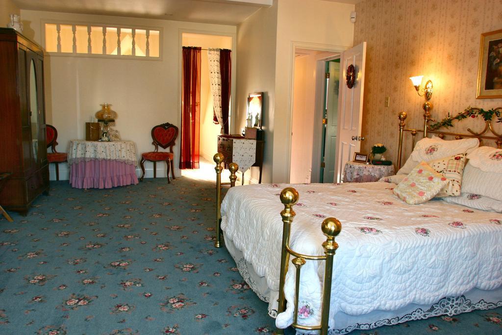 Power'S Mansion Bed & Breakfast Auburn Room photo