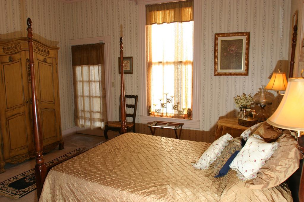 Power'S Mansion Bed & Breakfast Auburn Room photo